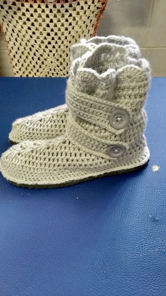 BOTA DE CROCHÊ - LÃ CINZA