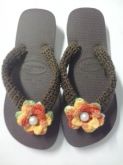 CHINELO HAVAIANAS  TOP REVESTIDO EM CROCHÊ FLOR