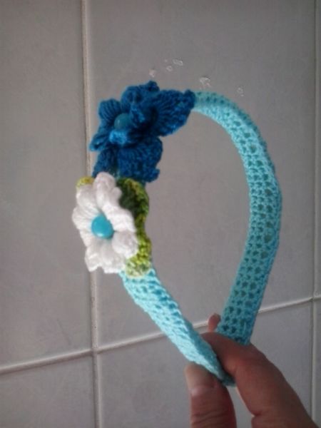 TIARA EM CROCHÊ FLOR