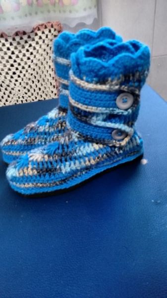 BOTA DE CROCHÊ - LÃ AZUL MESCLADA